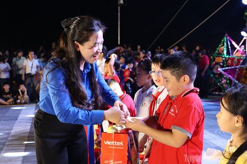 'Đêm hội Trăng rằm' thắp sáng ước mơ thiếu nhi Tuyên Quang