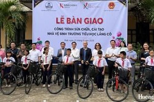 Hội đồng hương Huế tại TP. Hồ Chí Minh bàn giao công trình, thiết bị cho các trường học