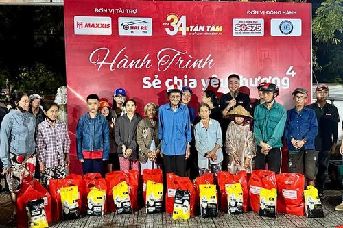 Đội 0 đồng SOS 75 Huế chia sẻ cùng người dân khó khăn
