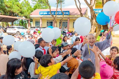 Phân ban Ni giới T.Ư khánh thành các công trình học đường, tặng quà học sinh vùng cao tỉnh Gia Lai