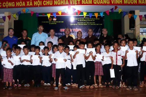 Mang Tết Trung thu về với buôn làng Đắk Lắk