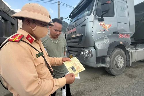 CSGT Phú Thọ tuyên truyền chở hàng đúng quy định cho lái xe tải