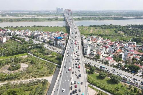 Cận cảnh cầu Nhật Tân: Xe đông, tài xế chậm lại để giữ khoảng cách