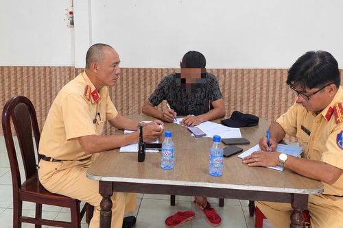 TP.HCM: Phạt tài xế xe tải làm rơi vãi đất trên đường Cộng Hòa 6 triệu đồng