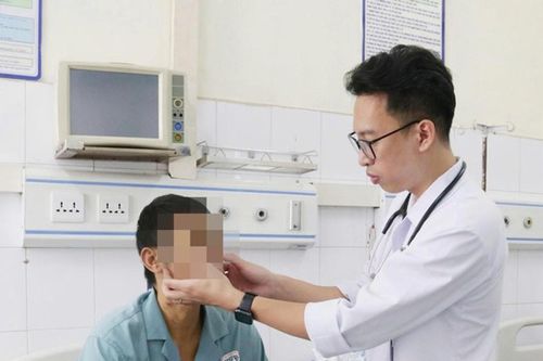 Tự dùng thuốc nam, người đàn ông có chỉ số vàng da tăng gấp 42 lần