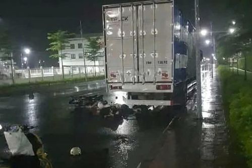 Đâm vào đuôi xe tải đang dừng đỗ, 3 người tử vong