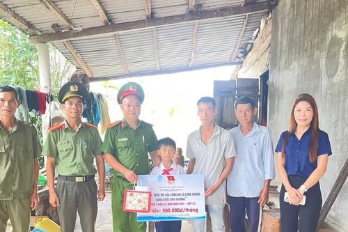 TP Huế: Công an xã gần dân hơn với mô hình 'nâng bước em đến trường'