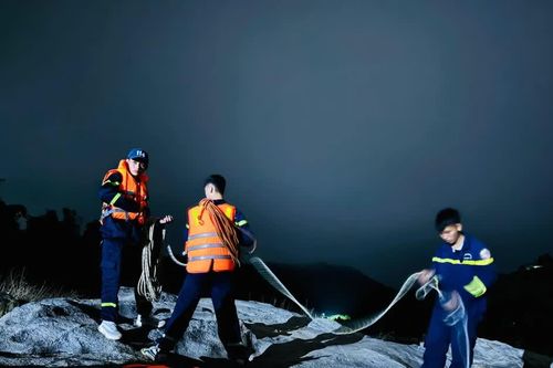 Cảnh sát Sơn La xuyên đêm tìm kiếm người mất tích trên sông Mã