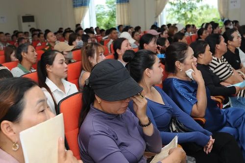 Ấm áp tình người trong 'Hội nghị gia đình phạm nhân' ở Trại giam Đắk Tân