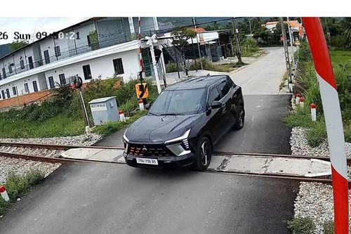Lập biên bản 3 vụ lái xe ô tô vi phạm giao thông đường sắt ở Khánh Hòa