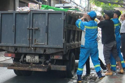 Phường Đống Đa: Tháo dỡ bục bệ, cầu dẫn lấn chiếm vỉa hè