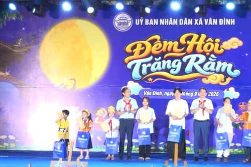 Xã Vân Đình trao học bổng, xe đạp cho trẻ em khó khăn