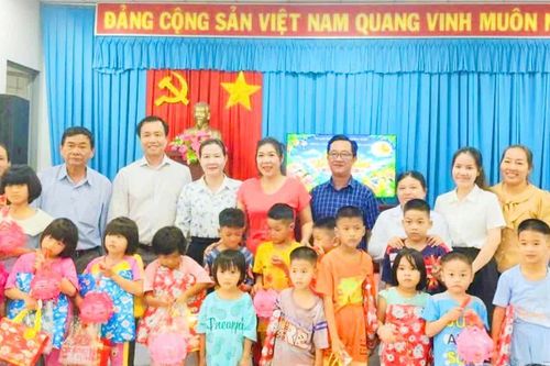 Đồng Tháp: Lan tỏa yêu thương, trao tặng quà cho trẻ em có hoàn cảnh khó khăn, trẻ em khuyết tật dịp Tết Trung thu