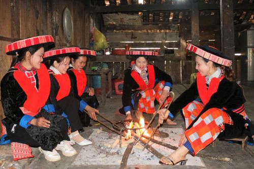 Xà tích - điểm nhấn tinh tế trên trang phục phụ nữ Dao Đỏ