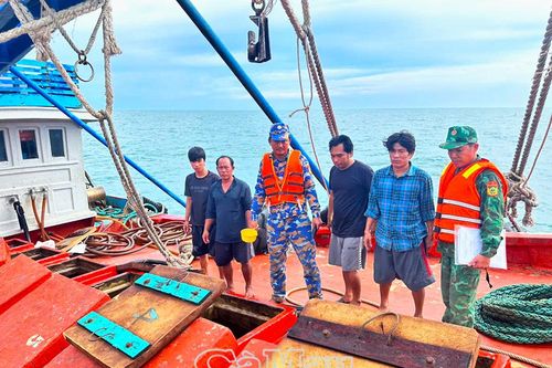 Phát hiện hơn 40.000 lít dầu không rõ nguồn gốc trên biển