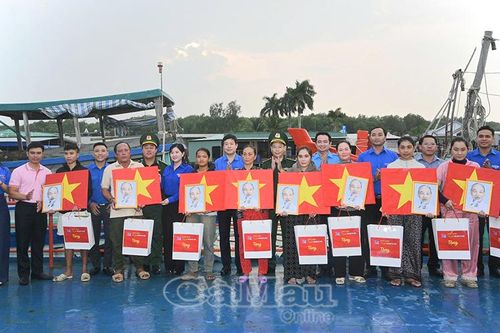 Trung ương Đoàn thăm Đồn Biên phòng Đất Mũi, tặng quà ngư dân nơi cực Nam