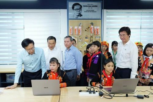Petrovietnam: 'Thắp sáng' tri thức khoa học cho trẻ em vùng cao