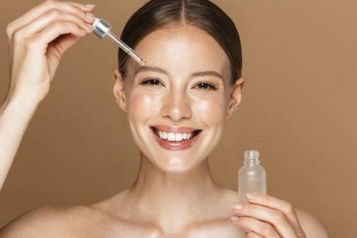 Da khô bong tróc mãi không hết? Đây là những tiêu chí cần biết khi chọn serum phục hồi