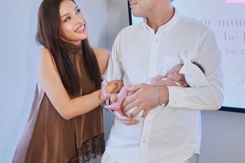 Hot girl 800 nghìn người theo dõi phải lòng chàng trai Anh qua ứng dụng hẹn hò, đẻ con gái lai Tây xinh xắn