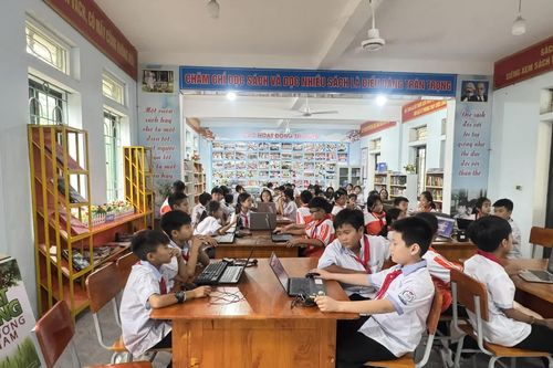 Học sinh Trường THCS Nguyễn Xí trải nghiệm lập trình cùng Trung tâm CodeLab