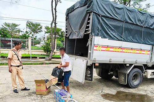 CSGT tuần tra, bắt giữ xe tải vận chuyển 900 gói thuốc lá lậu