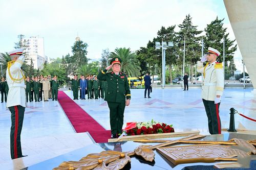 Đại tướng Nguyễn Trọng Nghĩa dâng hoa tưởng niệm Chủ tịch Hồ Chí Minh ở Algeria