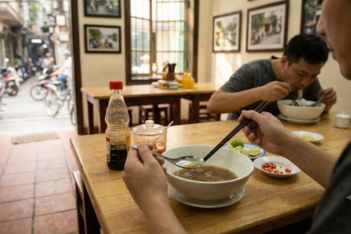 Thói quen phổ biến khi ăn phở khiến người Việt nạp lượng muối lớn