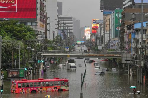 Đường phố Bangkok hóa biển nước, Thái Lan ban bố tình trạng khẩn cấp