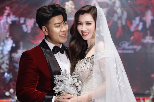 Ca sĩ Akira Phan bật khóc khi trao lời yêu thương dành cho vợ trong lễ cưới