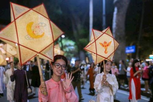 Người trẻ mặc cổ phục, rước đèn Trung thu quanh hồ Gươm