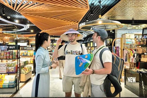 Tăng cơ hội để du khách quốc tế mua sắm quà Việt