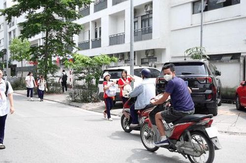 Ô tô 'bao vây' trường học, nhưng chưa đủ căn cứ xử phạt