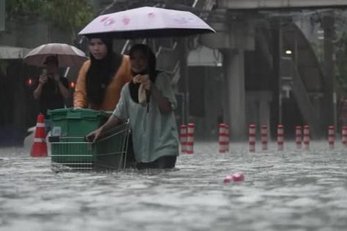 Mưa lớn dồn dập, Bangkok đối mặt ngập lụt trên diện rộng