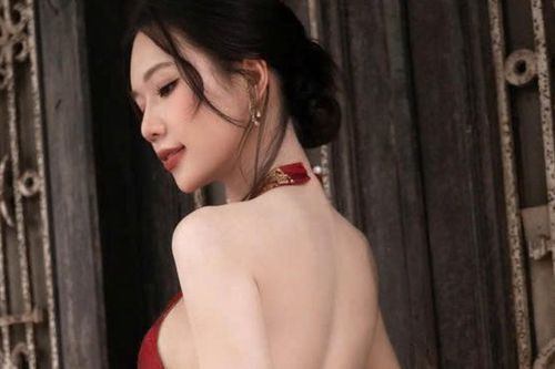 Mỹ nhân 'vũ trụ' VFC khoe nhan sắc 'gái một con' trên phố Hàng Vải