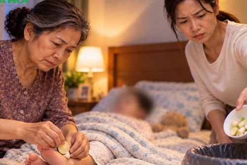 Cháu nội bị sốt, tôi làm điều từng làm khi nuôi con rồi nằm cả đêm suy nghĩ sau phản ứng của con dâu