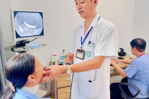 Người phụ nữ 58 tuổi nhập viện vì chủ quan với hóc xương cá, bác sĩ chỉ rõ sai lầm nhiều người mắc phải