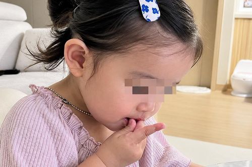 Bé gái 3 tuổi suýt ngạt vì nuốt kẹo cao su, bà cứu cháu trong gang tấc