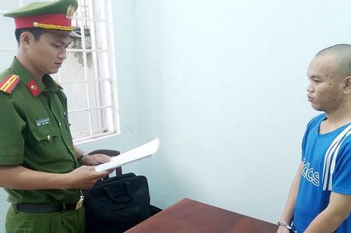 Bắt 'quái xế' tăng ga đâm trực diện chiến sĩ CSGT