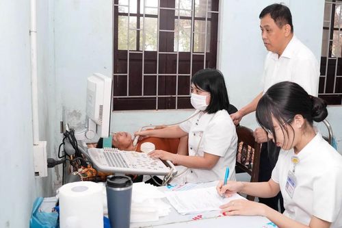 Hơn 1.000 người dân ở Huế được khám sức khỏe, sàng lọc ung thư miễn phí