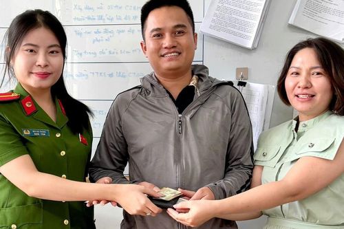 Hành động đẹp của nữ giáo viên dạy trẻ khuyết tật khi nhặt được tiền rơi