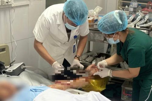 Nằm liệt giường, lóc da, gãy hở xương sau cú tấn công của chó nhà nuôi