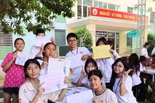 Chuyến xe thiện nguyện đặc biệt của học sinh THPT chuyên Hà Nội - Amsterdam