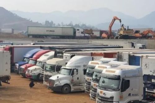 Né phong tỏa của Mỹ trên đường biển, Iran 'mắc cạn' trên đường bộ