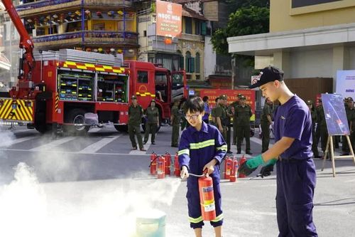 Nhìn lại hình ảnh ấn tượng tại buổi tuyên truyền PCCC&CNCH ở khu vực Hồ Gươm