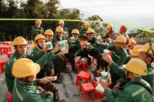 Một nhà thầu xây dựng thưởng nhân viên tới 15 tháng lương