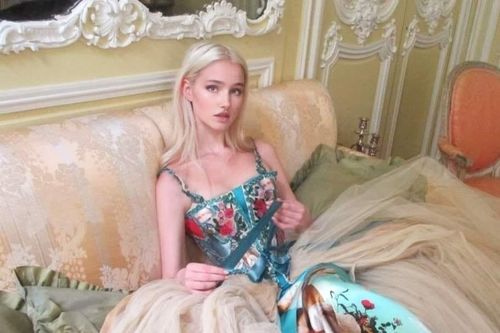 Nữ bá tước xinh đẹp thành con dâu gia đình sở hữu đế chế xa xỉ