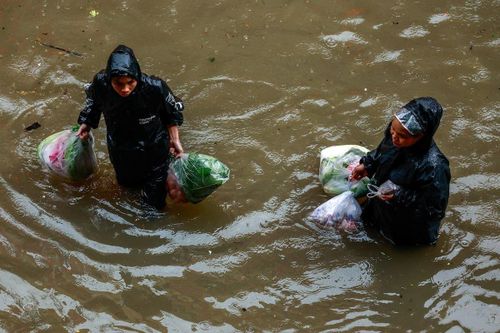 Đường phố Bangkok chìm trong biển nước sau mưa lớn