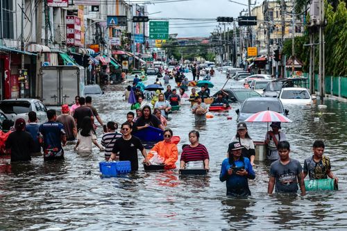 Cảnh đường phố Bangkok 'hóa thành sông' sau mưa lớn