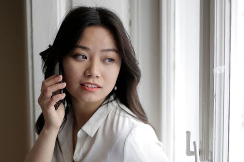 Vì sao người trẻ thích nhắn tin hơn 'A lô'
