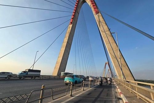 Hà Nội gỡ biển báo khoảng cách trên cầu Nhật Tân ngày đầu thí điểm